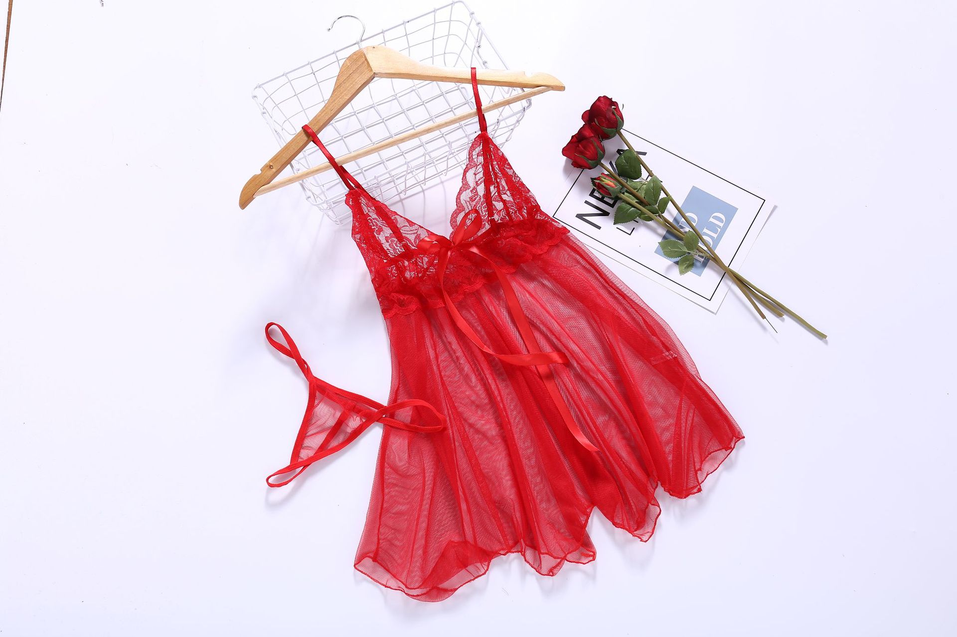 Camiseta corta de tirantes con delicado encaje y escote en V transparente, de la colección Silk Touch.