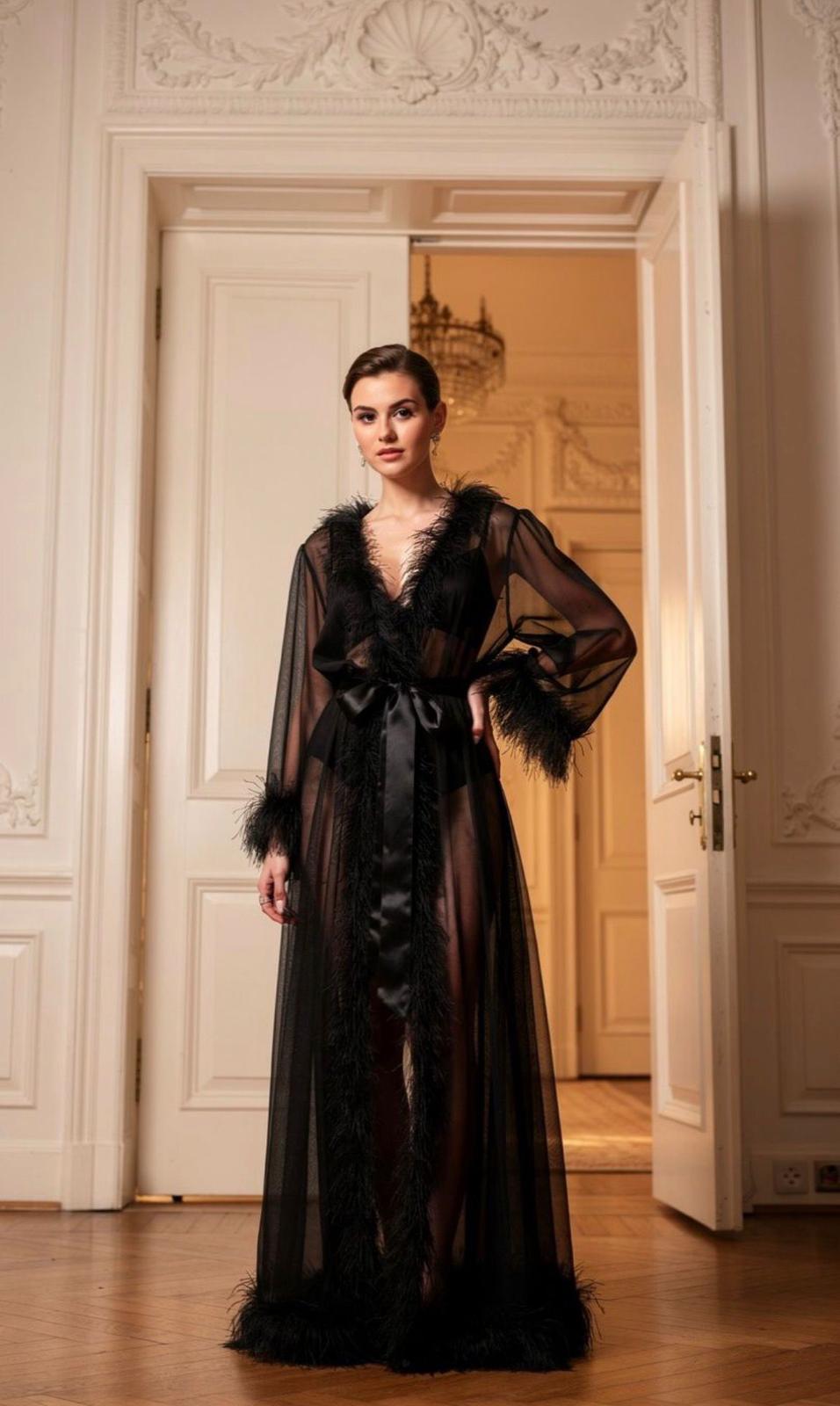 Robe Noire Vertigem Detalle de plumas Bellamour Lux